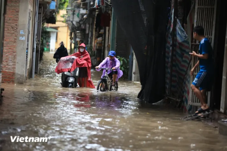 Hà Nội ùn tắc kéo dài, nước ngập sâu một số tuyến phố sau trận mưa lớn đêm 9/9 - Ảnh 2. Hà Nội ùn tắc kéo dài, nước ngập sâu một số tuyến phố sau trận mưa lớn đêm 9/9 - Ảnh 2.