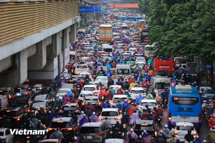 Hà Nội ùn tắc kéo dài, nước ngập sâu một số tuyến phố sau trận mưa lớn đêm 9/9 - Ảnh 5. Hà Nội ùn tắc kéo dài, nước ngập sâu một số tuyến phố sau trận mưa lớn đêm 9/9 - Ảnh 5.