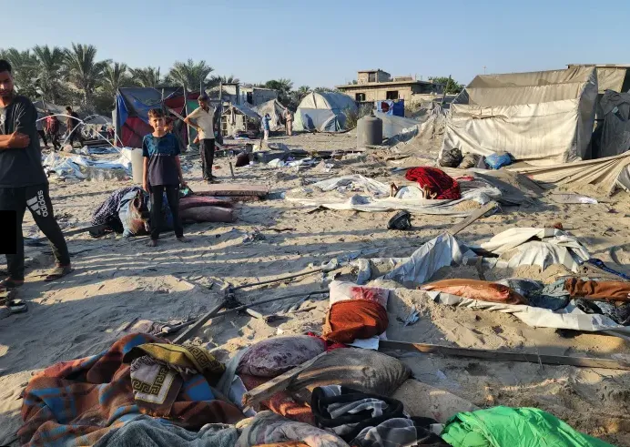 Israel không kích vào khu lều trại ở Gaza, ít nhất 65 người thương vong - Ảnh 2. Israel không kích vào khu lều trại ở Gaza, ít nhất 65 người thương vong - Ảnh 2.