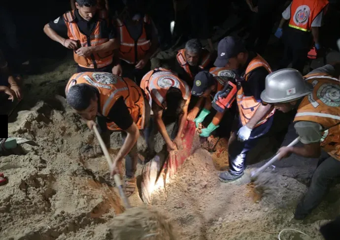 Israel không kích vào khu lều trại ở Gaza, ít nhất 65 người thương vong - Ảnh 1. Israel không kích vào khu lều trại ở Gaza, ít nhất 65 người thương vong - Ảnh 1.