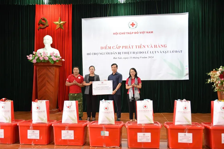 Hỗ trợ người dân bị ảnh hưởng mưa lũ tại Lào Cai - Ảnh 1. Hỗ trợ người dân bị ảnh hưởng mưa lũ tại Lào Cai - Ảnh 1.