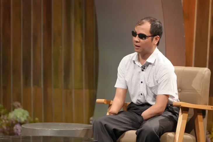Trạm yêu thương: Người đàn ông học chữ nổi bằng môi - Ảnh 1.