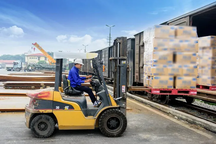 Đường sắt vận chuyển miễn phí hàng cứu trợ đến các tỉnh phía Bắc - Ảnh 1. Đường sắt vận chuyển miễn phí hàng cứu trợ đến các tỉnh phía Bắc - Ảnh 1.