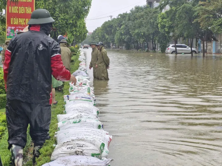 Hà Nam: Tuyệt đối không để ai bị đói, bị rét, không có nơi ở vì mưa lũ - Ảnh 1. Hà Nam: Tuyệt đối không để ai bị đói, bị rét, không có nơi ở vì mưa lũ - Ảnh 1.