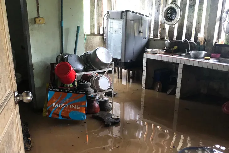 Miền Bắc Thái Lan chìm trong nước lũ, ít nhất 4 người thiệt mạng - Ảnh 2. Miền Bắc Thái Lan chìm trong nước lũ, ít nhất 4 người thiệt mạng - Ảnh 2.