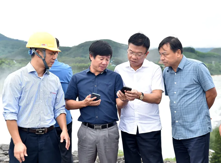 Phó Thủ tướng Lê Thành Long kiểm tra vận hành hồ thủy điện Thác Bà - Ảnh 1. Phó Thủ tướng Lê Thành Long kiểm tra vận hành hồ thủy điện Thác Bà - Ảnh 1.