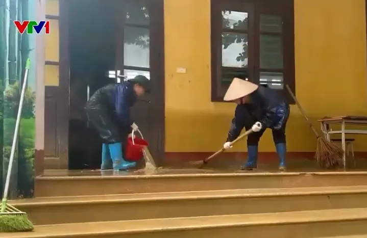 Nỗ lực khắc phục hậu quả mưa lũ, sớm đón học sinh trở lại trường - Ảnh 1. Nỗ lực khắc phục hậu quả mưa lũ, sớm đón học sinh trở lại trường - Ảnh 1.