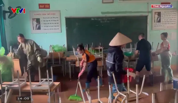 Nỗ lực khắc phục hậu quả mưa lũ, sớm đón học sinh trở lại trường - Ảnh 2. Nỗ lực khắc phục hậu quả mưa lũ, sớm đón học sinh trở lại trường - Ảnh 2.