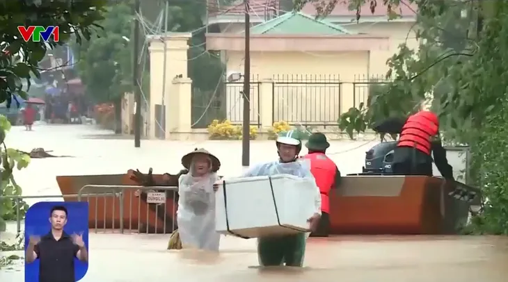 Người dân ngoại thành Hà Nội gặt lúa sớm, chạy đua chống lũ - Ảnh 1. Người dân ngoại thành Hà Nội gặt lúa sớm, chạy đua chống lũ - Ảnh 1.