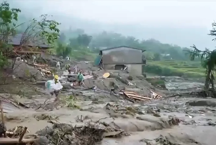 Tang thương mưa lũ vùng cao Lào Cai - Ảnh 2. Tang thương mưa lũ vùng cao Lào Cai - Ảnh 2.