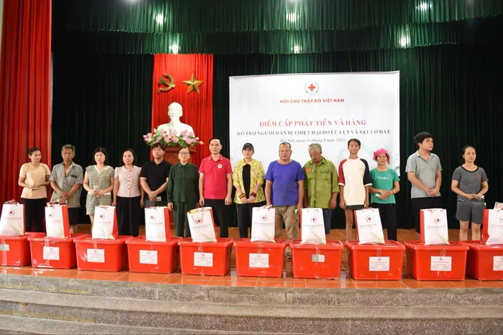 Hỗ trợ người dân bị ảnh hưởng mưa lũ tại Lào Cai - Ảnh 2. Hỗ trợ người dân bị ảnh hưởng mưa lũ tại Lào Cai - Ảnh 2.