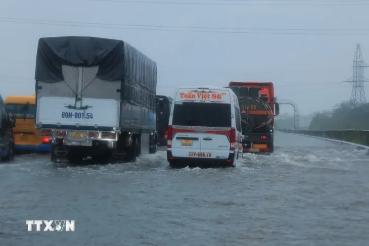 Hà Nội: Một số khu vực trên các tuyến phố, khu đô thị ngập sâu trong nước - Ảnh 2. Hà Nội: Một số khu vực trên các tuyến phố, khu đô thị ngập sâu trong nước - Ảnh 2.