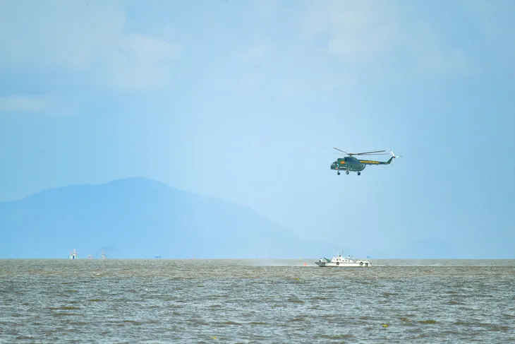 Trung đoàn Không quân 917 thực hành bay huấn luyện treo cấp cứu trên biển - Ảnh 1. Trung đoàn Không quân 917 thực hành bay huấn luyện treo cấp cứu trên biển - Ảnh 1.