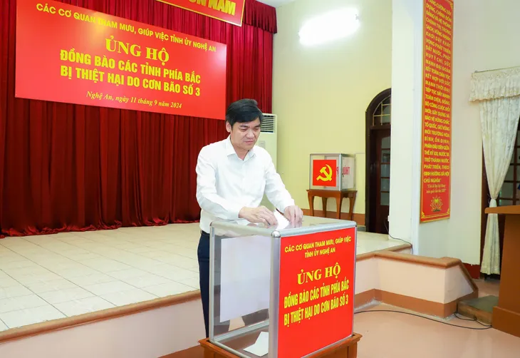 Nghệ An ủng hộ đồng bào bị thiệt hại do cơn bão số 3 - Ảnh 4. Nghệ An ủng hộ đồng bào bị thiệt hại do cơn bão số 3 - Ảnh 4.