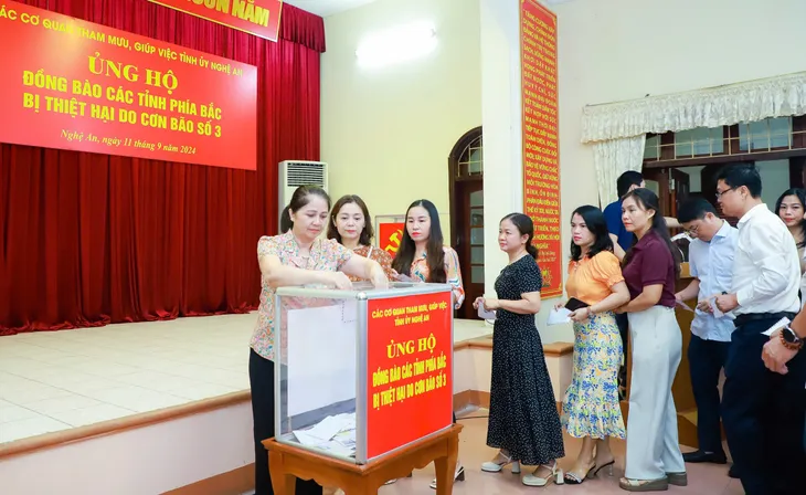 Nghệ An ủng hộ đồng bào bị thiệt hại do cơn bão số 3 - Ảnh 3. Nghệ An ủng hộ đồng bào bị thiệt hại do cơn bão số 3 - Ảnh 3.