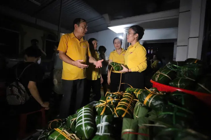 Nghệ An ủng hộ đồng bào bị thiệt hại do cơn bão số 3 - Ảnh 6. Nghệ An ủng hộ đồng bào bị thiệt hại do cơn bão số 3 - Ảnh 6.