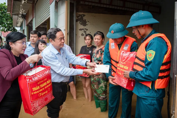 Chủ tịch Quốc hội trao 30 tỷ đồng hỗ trợ khắc phục hậu quả bão số 3 và mưa lũ tại Thái Nguyên - Ảnh 4. Chủ tịch Quốc hội trao 30 tỷ đồng hỗ trợ khắc phục hậu quả bão số 3 và mưa lũ tại Thái Nguyên - Ảnh 4.