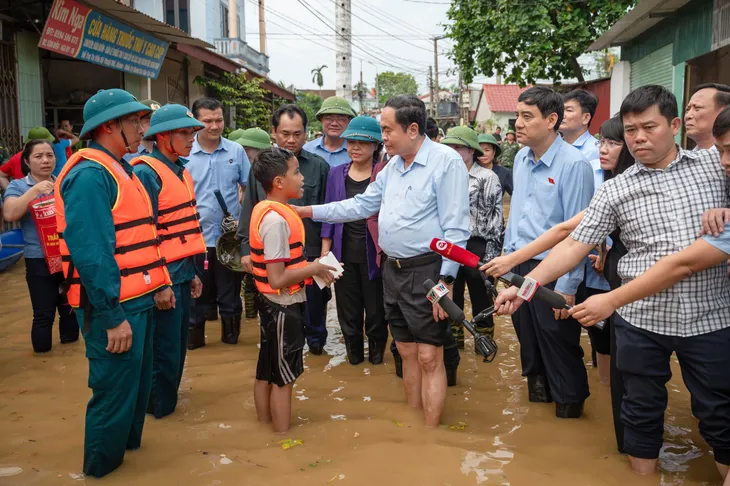 Chủ tịch Quốc hội trao 30 tỷ đồng hỗ trợ khắc phục hậu quả bão số 3 và mưa lũ tại Thái Nguyên - Ảnh 2. Chủ tịch Quốc hội trao 30 tỷ đồng hỗ trợ khắc phục hậu quả bão số 3 và mưa lũ tại Thái Nguyên - Ảnh 2.