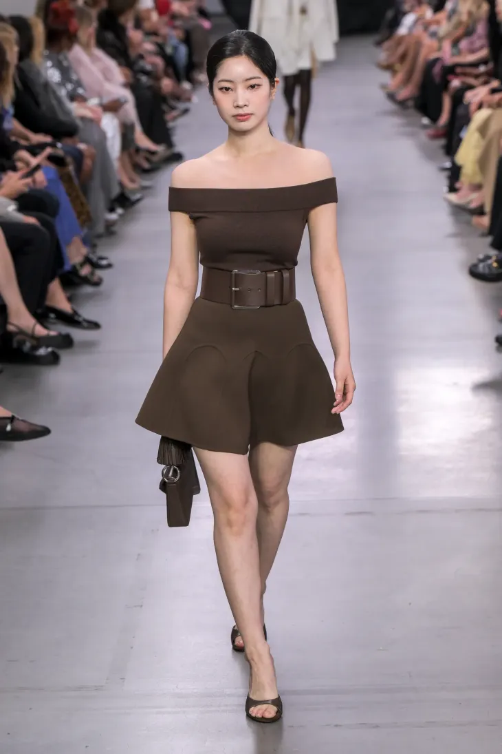Lần đầu trình diễn trên sàn catwalk, Dahyun (TWICE) bị chê nhạt nhoà - Ảnh 1. Lần đầu trình diễn trên sàn catwalk, Dahyun (TWICE) bị chê nhạt nhoà - Ảnh 1.