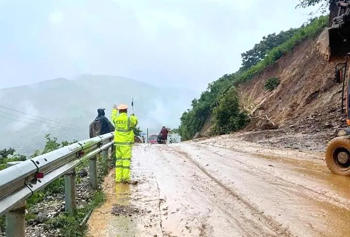 Sơn La: Nỗ lực ngày đêm khắc phục sự cố, thông đường - Ảnh 3. Sơn La: Nỗ lực ngày đêm khắc phục sự cố, thông đường - Ảnh 3.