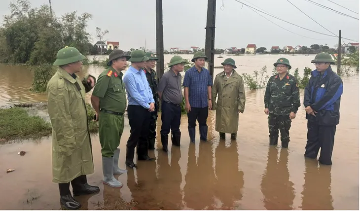 Bắc Ninh: Hơn 100 hộ gia đình tại huyện Gia Bình đang bị cô lập do ngập úng - Ảnh 1. Bắc Ninh: Hơn 100 hộ gia đình tại huyện Gia Bình đang bị cô lập do ngập úng - Ảnh 1.