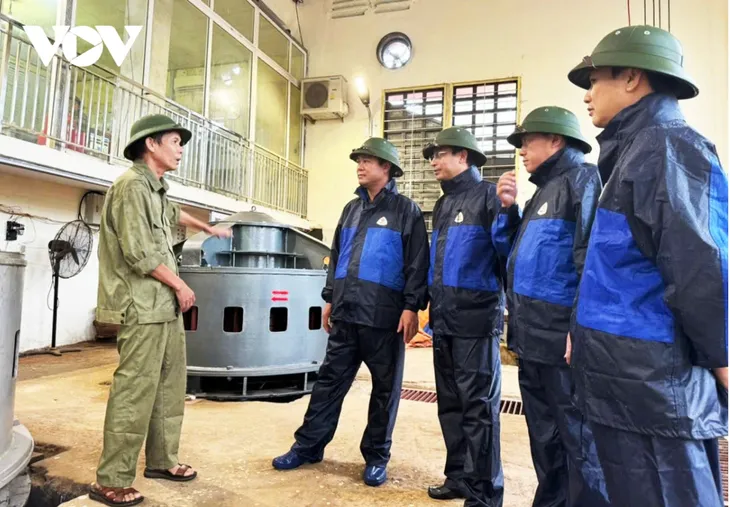 Bắc Ninh: Hơn 100 hộ gia đình tại huyện Gia Bình đang bị cô lập do ngập úng - Ảnh 2. Bắc Ninh: Hơn 100 hộ gia đình tại huyện Gia Bình đang bị cô lập do ngập úng - Ảnh 2.