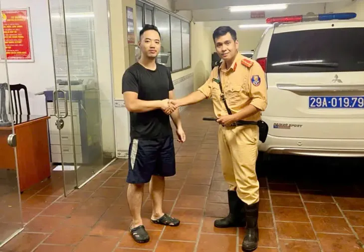 Cảnh sát giao thông xác minh trả lại tài sản thất lạc cho người dân ngày mưa bão - Ảnh 1. Cảnh sát giao thông xác minh trả lại tài sản thất lạc cho người dân ngày mưa bão - Ảnh 1.