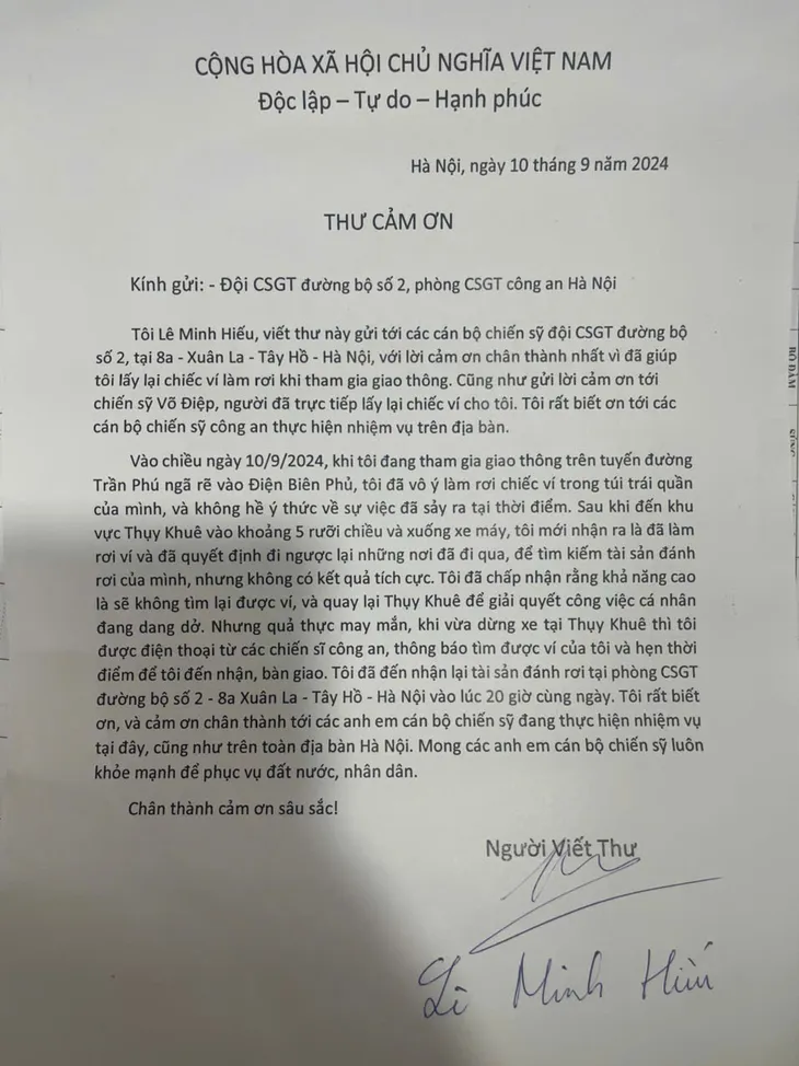 Cảnh sát giao thông xác minh trả lại tài sản thất lạc cho người dân ngày mưa bão - Ảnh 3. Cảnh sát giao thông xác minh trả lại tài sản thất lạc cho người dân ngày mưa bão - Ảnh 3.