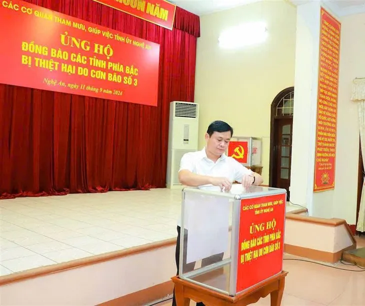 Nghệ An ủng hộ đồng bào bị thiệt hại do cơn bão số 3 - Ảnh 2. Nghệ An ủng hộ đồng bào bị thiệt hại do cơn bão số 3 - Ảnh 2.