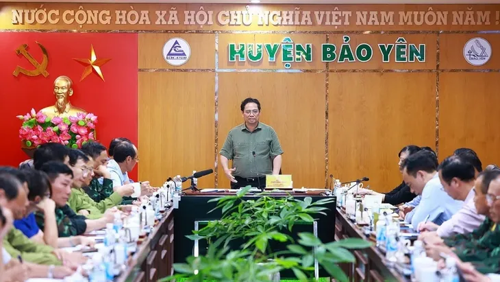 Thủ tướng chỉ đạo Lào Cai không để người dân thiếu ăn, thiếu chỗ ở, tập trung tìm người mất tích, cứu người bị thương - Ảnh 1. Thủ tướng chỉ đạo Lào Cai không để người dân thiếu ăn, thiếu chỗ ở, tập trung tìm người mất tích, cứu người bị thương - Ảnh 1.