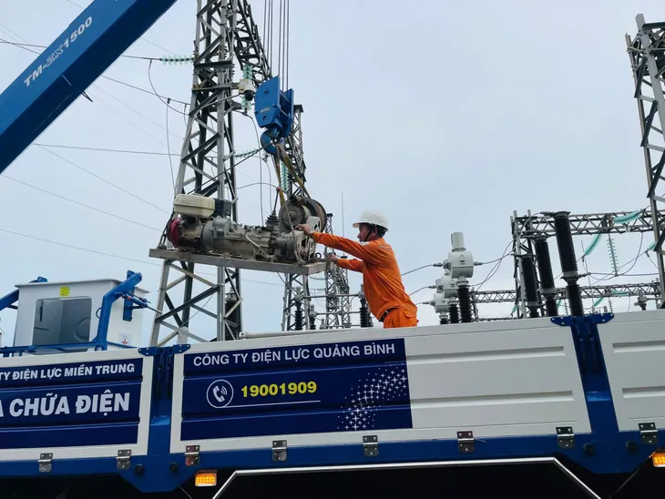 Hàng trăm kỹ sư, công nhân Điện lực miền Trung lên đường ra Bắc khắc phục sự cố lưới điện - Ảnh 3. Hàng trăm kỹ sư, công nhân Điện lực miền Trung lên đường ra Bắc khắc phục sự cố lưới điện - Ảnh 3.