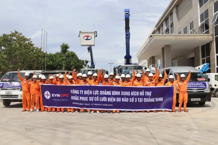 Hàng trăm kỹ sư, công nhân Điện lực miền Trung lên đường ra Bắc khắc phục sự cố lưới điện - Ảnh 1. Hàng trăm kỹ sư, công nhân Điện lực miền Trung lên đường ra Bắc khắc phục sự cố lưới điện - Ảnh 1.
