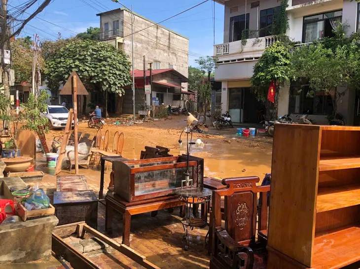 Người dân TP Yên Bái vật lộn với bùn đất sau khi nước rút - Ảnh 12. Người dân TP Yên Bái vật lộn với bùn đất sau khi nước rút - Ảnh 12.