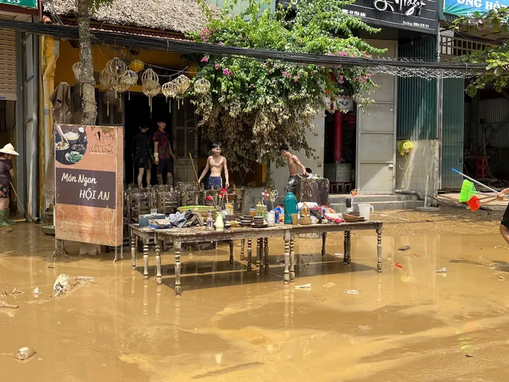 Người dân TP Yên Bái vật lộn với bùn đất sau khi nước rút - Ảnh 11. Người dân TP Yên Bái vật lộn với bùn đất sau khi nước rút - Ảnh 11.