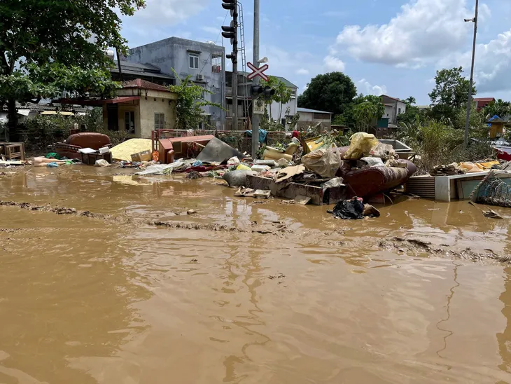 Người dân TP Yên Bái vật lộn với bùn đất sau khi nước rút - Ảnh 18. Người dân TP Yên Bái vật lộn với bùn đất sau khi nước rút - Ảnh 18.