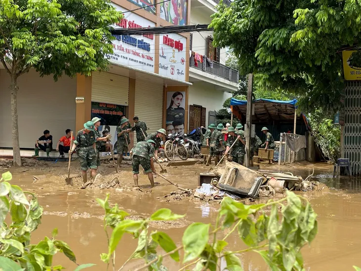 Người dân TP Yên Bái vật lộn với bùn đất sau khi nước rút - Ảnh 16. Người dân TP Yên Bái vật lộn với bùn đất sau khi nước rút - Ảnh 16.