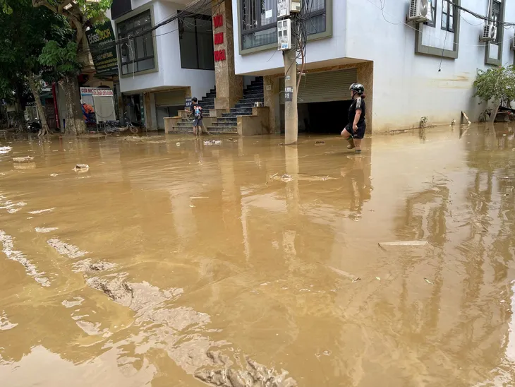 Người dân TP Yên Bái vật lộn với bùn đất sau khi nước rút - Ảnh 17. Người dân TP Yên Bái vật lộn với bùn đất sau khi nước rút - Ảnh 17.