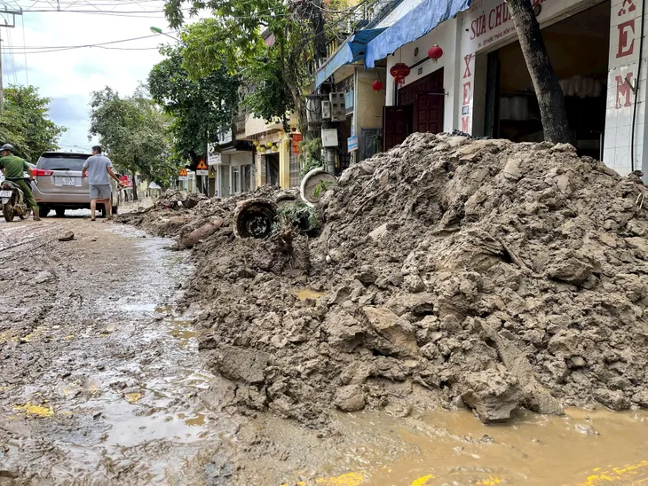Người dân TP Yên Bái vật lộn với bùn đất sau khi nước rút - Ảnh 1. Người dân TP Yên Bái vật lộn với bùn đất sau khi nước rút - Ảnh 1.