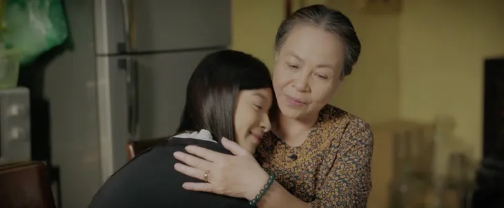 Hoa sữa về trong gió - Tập 12: Bố Hiếu ngỡ ngàng phát hiện Trang đã nghỉ việc - Ảnh 4. Hoa sữa về trong gió - Tập 12: Bố Hiếu ngỡ ngàng phát hiện Trang đã nghỉ việc - Ảnh 4.