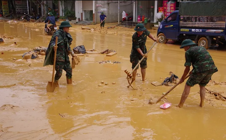 Bộ đội Cụ Hồ - Điểm tựa của nhân dân vùng lũ - Ảnh 1. Bộ đội Cụ Hồ - Điểm tựa của nhân dân vùng lũ - Ảnh 1.