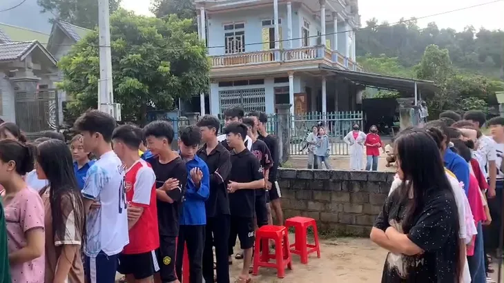 142 cô trò ở Lào Cai kịp thời sơ tán trước khi quả đồi sập xuống nhà bán trú - Ảnh 1. 142 cô trò ở Lào Cai kịp thời sơ tán trước khi quả đồi sập xuống nhà bán trú - Ảnh 1.