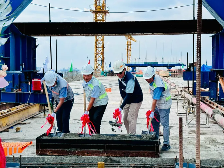 Hợp long 2 nhịp chính Cầu Nhơn Trạch bắc qua sông Đồng Nai - Ảnh 1. Hợp long 2 nhịp chính Cầu Nhơn Trạch bắc qua sông Đồng Nai - Ảnh 1.