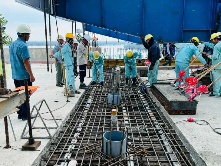 Hợp long 2 nhịp chính Cầu Nhơn Trạch bắc qua sông Đồng Nai - Ảnh 3. Hợp long 2 nhịp chính Cầu Nhơn Trạch bắc qua sông Đồng Nai - Ảnh 3.