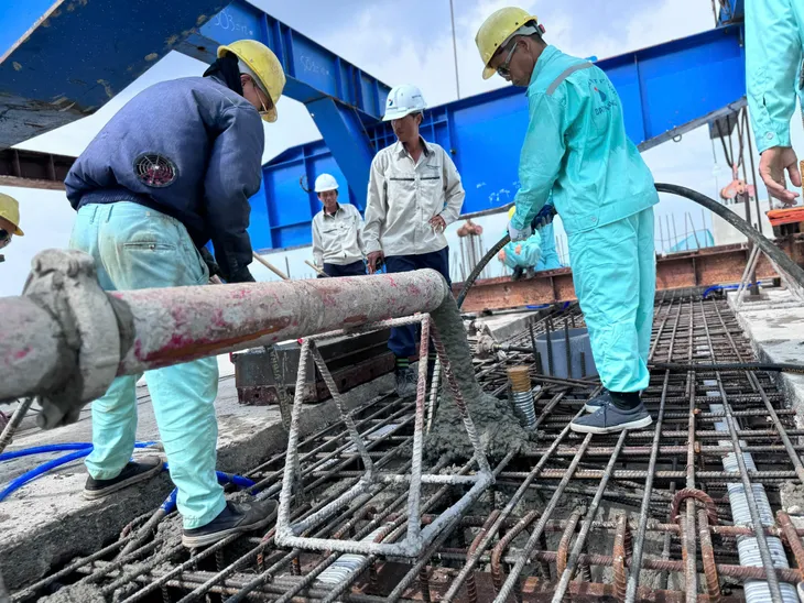 Hợp long 2 nhịp chính Cầu Nhơn Trạch bắc qua sông Đồng Nai - Ảnh 2. Hợp long 2 nhịp chính Cầu Nhơn Trạch bắc qua sông Đồng Nai - Ảnh 2.