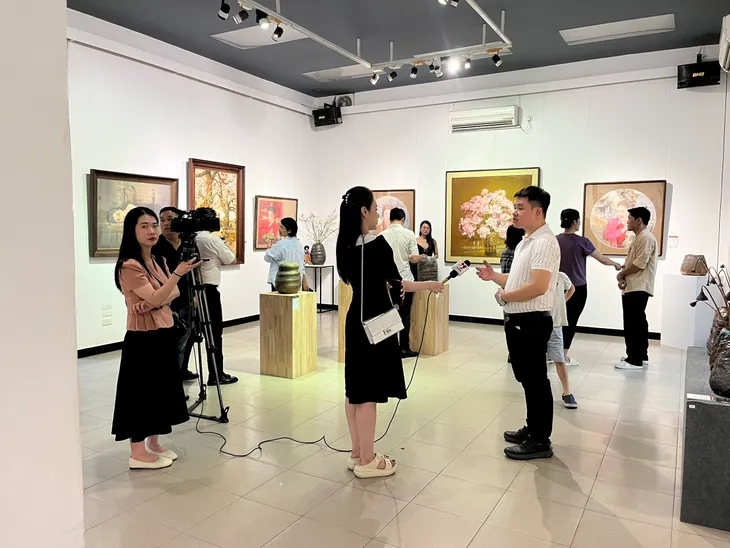 Nhóm họa sĩ mở triển lãm, trích tiền bán tranh ủng hộ đồng bào vùng lũ - Ảnh 1. Nhóm họa sĩ mở triển lãm, trích tiền bán tranh ủng hộ đồng bào vùng lũ - Ảnh 1.