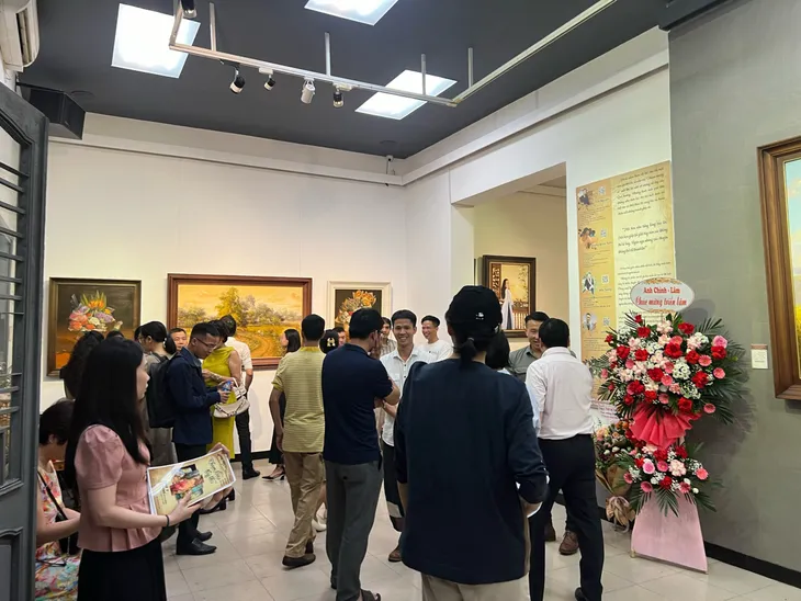 Nhóm họa sĩ mở triển lãm, trích tiền bán tranh ủng hộ đồng bào vùng lũ - Ảnh 2. Nhóm họa sĩ mở triển lãm, trích tiền bán tranh ủng hộ đồng bào vùng lũ - Ảnh 2.