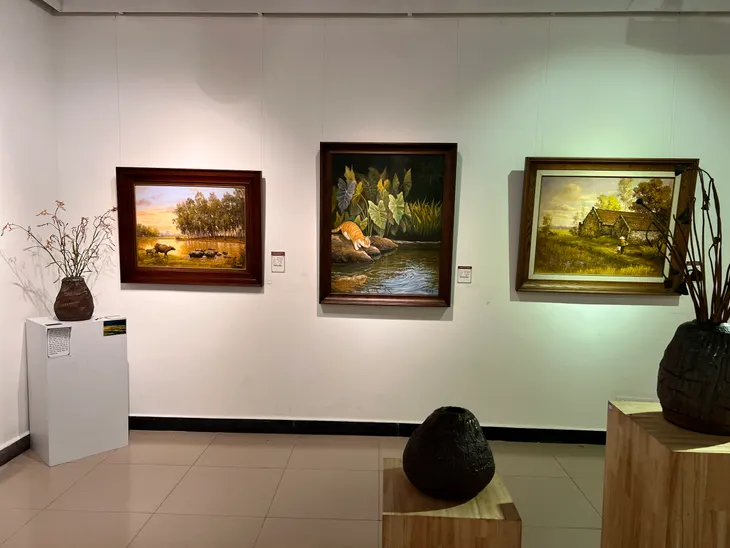 Nhóm họa sĩ mở triển lãm, trích tiền bán tranh ủng hộ đồng bào vùng lũ - Ảnh 9. Nhóm họa sĩ mở triển lãm, trích tiền bán tranh ủng hộ đồng bào vùng lũ - Ảnh 9.