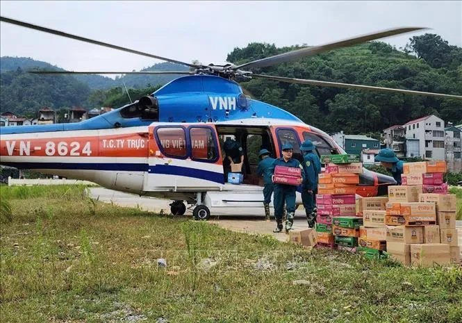 Trực thăng quân sự tiếp tục vận chuyển nhu yếu phẩm tới vùng bị cô lập do bão lũ - Ảnh 1. Trực thăng quân sự tiếp tục vận chuyển nhu yếu phẩm tới vùng bị cô lập do bão lũ - Ảnh 1.