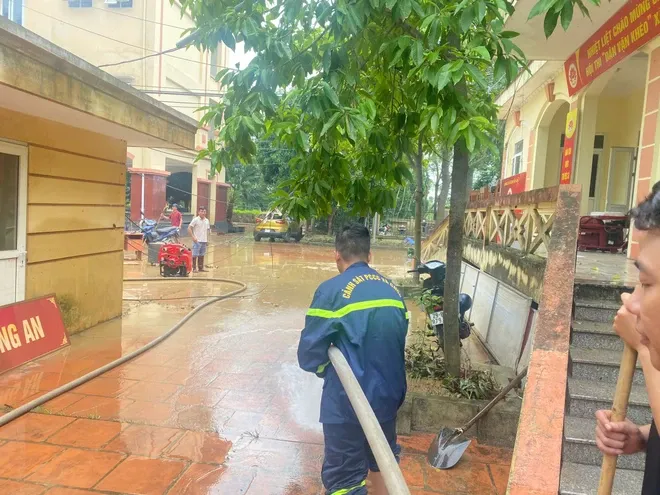 Hà Nội: Thầy cô giáo thức đêm canh nước rút, soi đèn pin để dọn trường - Ảnh 3. Hà Nội: Thầy cô giáo thức đêm canh nước rút, soi đèn pin để dọn trường - Ảnh 3.