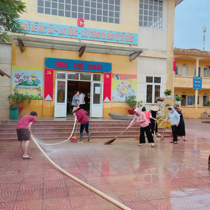 Hà Nội: Thầy cô giáo thức đêm canh nước rút, soi đèn pin để dọn trường - Ảnh 1. Hà Nội: Thầy cô giáo thức đêm canh nước rút, soi đèn pin để dọn trường - Ảnh 1.